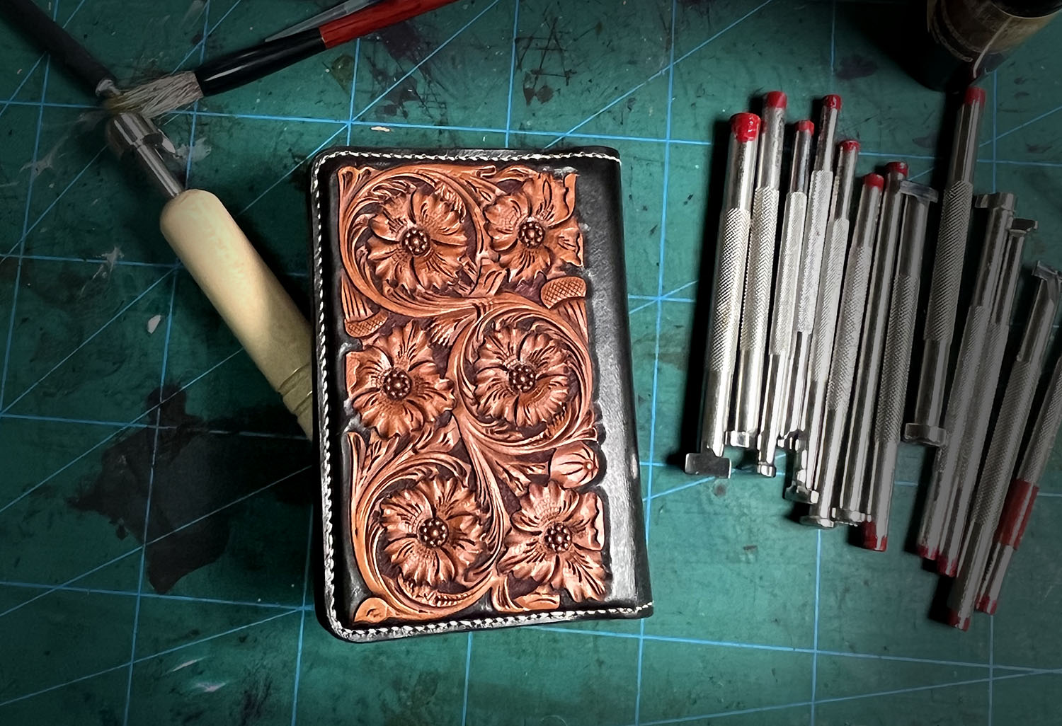 Leather carving pattern and structural pattern of passport cover